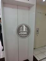 白い扉のエレベーターです