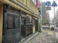 人通りの多い角地建っている為、店舗が多く入居しています