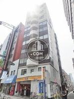 角地から見上げた外観