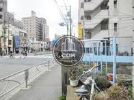 玄関前の通り
