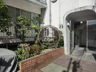 エントランス前に植栽がございます