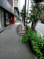 建物前の歩道