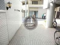 お洒落な照明。脇にはビル名のロゴが入っています。