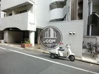 ビル脇にもスペースがあります