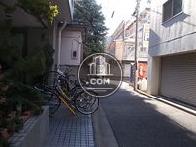 裏通り（玄関側）