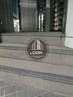 正面玄関、エントランス間に階段あり