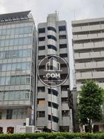 奇抜なビルが多い物件周辺でも、特徴的な螺旋階段が目を惹きます