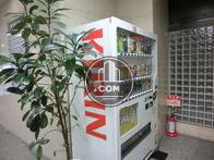 エレベーター前に自動販売機があります
