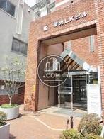 大きなアーチの正面入口
