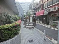 ビルの側道