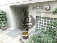 和のテイストを感じさせる玄関前