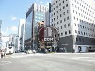 京橋駅に連絡する公道沿いです