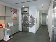 白く明るめのエントランス