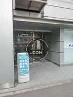 正面左側に入口があります