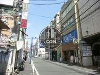 様々な店舗が立ち並ぶエリア
