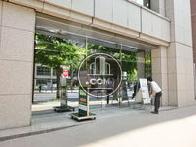 間口の広い玄関前