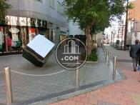 敷地内にあるオブジェと街路樹