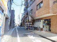 隣接する側道