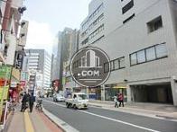 交通量のある裏通り
