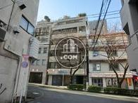 Ｔ字交差点の正面に建っています