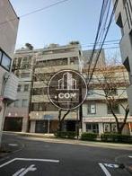 建物の正面に交差点があり、視界が抜けています