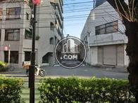 物件前面にしっかり管理された植栽があります