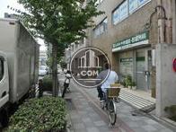 通りの人通りは比較的多めです
