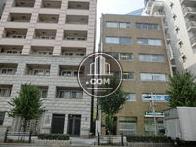 大きな建物が並ぶ通り沿いです