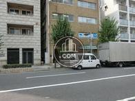目の前は街路樹が綺麗に並ぶ歩道です