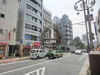 早稲田通りに面す
