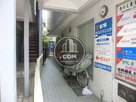 正面エントランスへのアプローチ