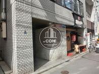 左斜め前からの正面玄関