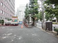 明治通りに面しております