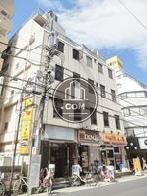 整然と配列されたガラス窓
