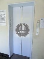 淡い水色で構成されたエレベーター扉