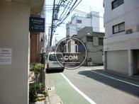 駅前通りへ出ます
