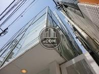 前面だけではなく、側面もガラス張りになっています