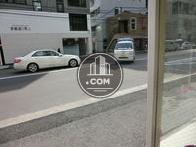 正面道路は広々としていて交通量が多くなっています