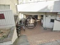 エントランスは階段を下りた先にあります。
