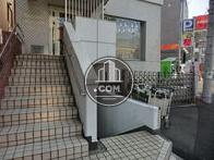 右側下り階段にてアプローチします。