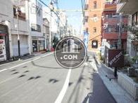 玄関前の通り