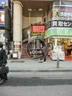 螺旋階段の奥にエレベーターエントランスがあります