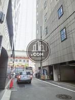 隣接する脇道通り奥からの見え方
