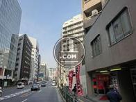 明治通り沿いで、すぐに新宿4丁目交差点です
