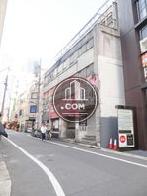 大小の店舗が建ち並ぶエリア