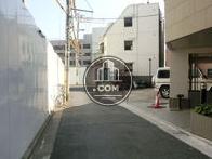 細い路地に面しています