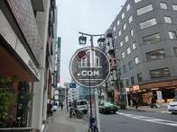 靖国通りの交差点至近