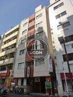 １階にはすし店が営業中です。