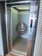 エレベーターは9人乗りです