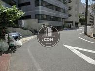 物件前は広々とした道路です